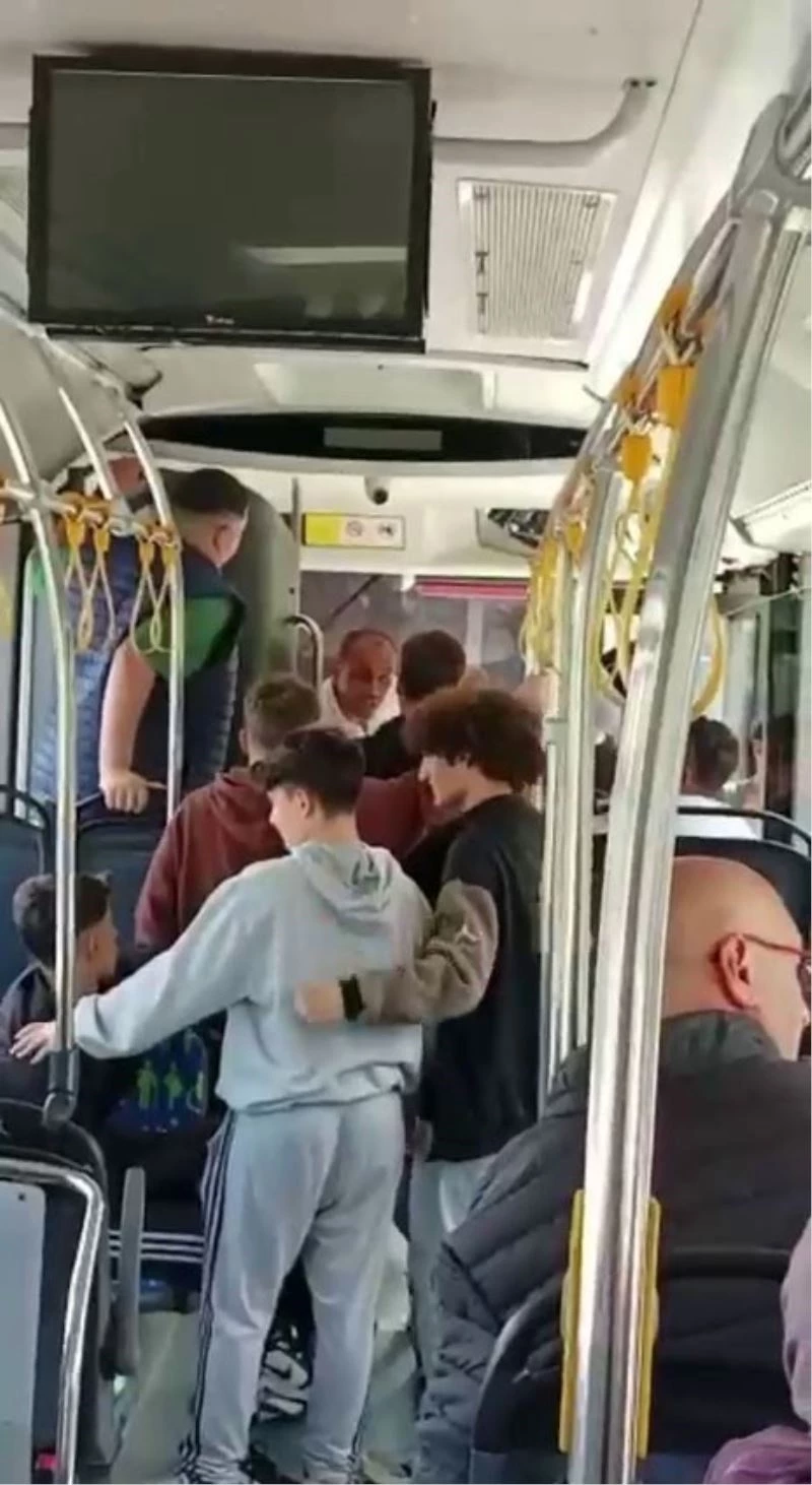 Arnavutköy’de otobüs şoförü ile öğrenciler arasında düğme tartışması kamerada

