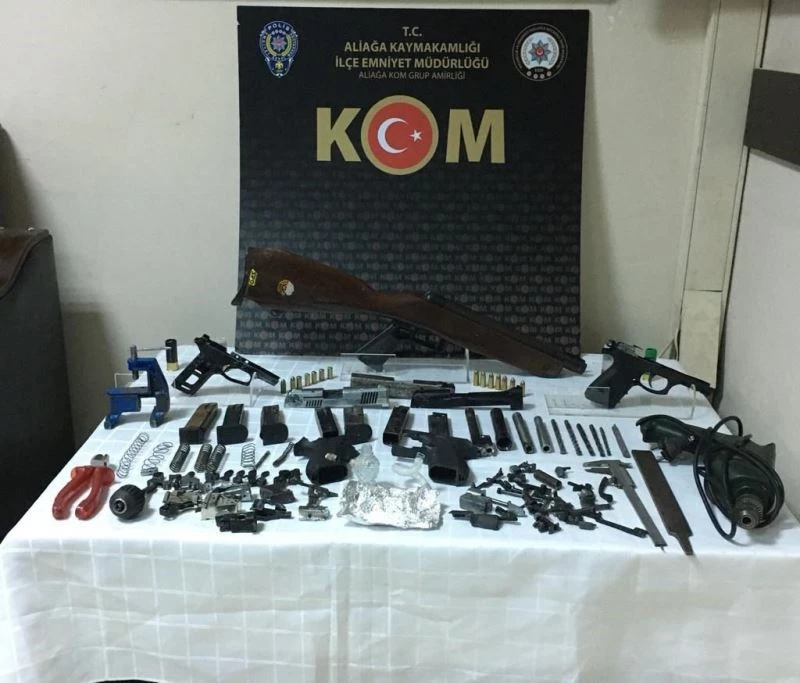 Silah satıcısı İzmir polisi tarafından yakalandı
