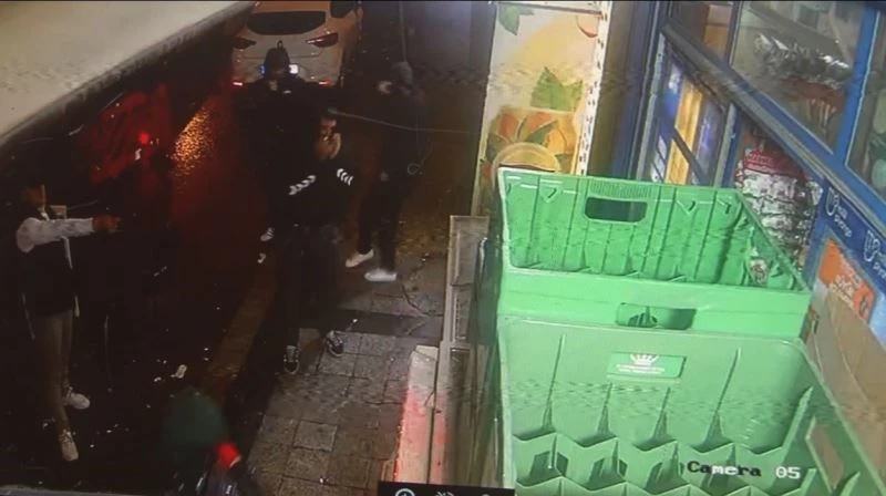 Beyoğlu’nda büfeye silahlı saldırı güvenlik kamerasında
