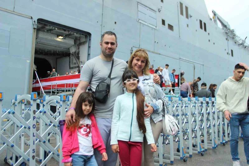 Yağmurlu havaya rağmen TCG Anadolu’ya İzmir’de yoğun ilgi
