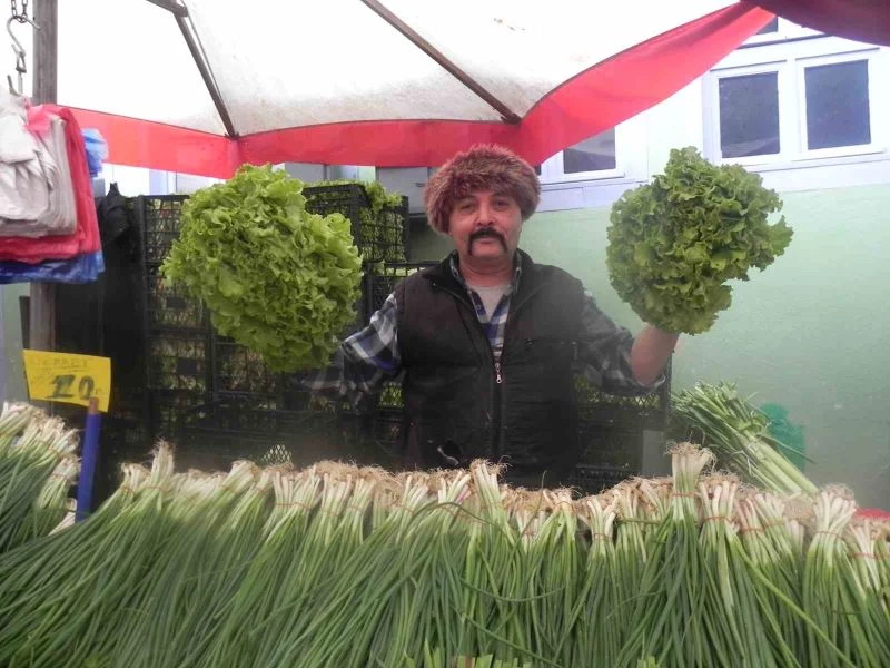 Perşembe pazarında ucuz satılan yeşilliğe bile rağbet yok
