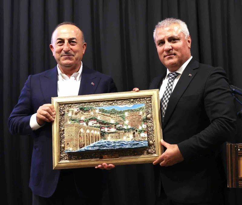 Bakan Çavuşoğlu, emlak ve inşaat sektörü temsilciyle buluştu
