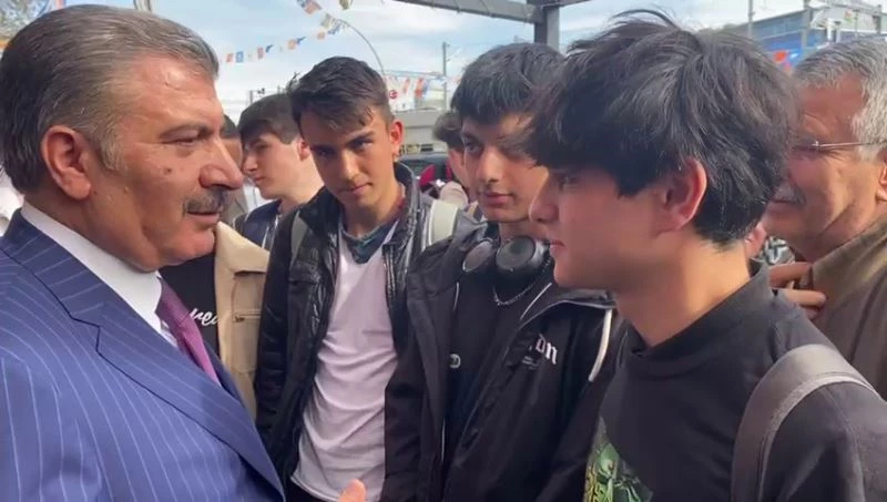 Sağlık Bakanı Koca ile gençler arasında gülümseten diyalog
