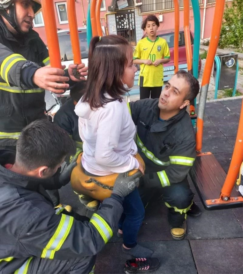Parktaki salıncağa sıkışan çocuğu itfaiye kurtardı
