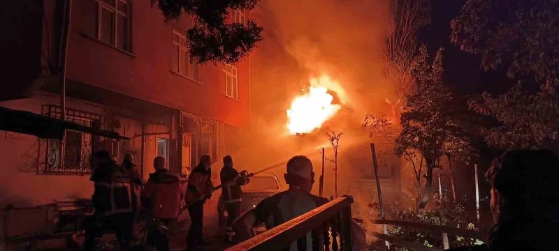 Annesini hastaneye götürmek için emanet aldığı araç alev topuna döndü
