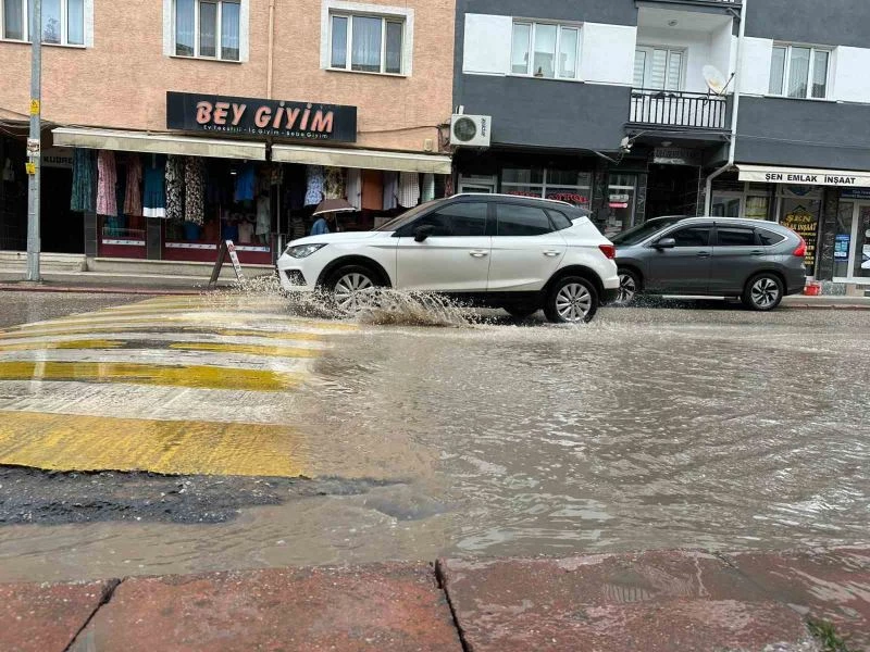 Caddelerde biriken sular sürücülere ve yayalara zor anlar yaşattı
