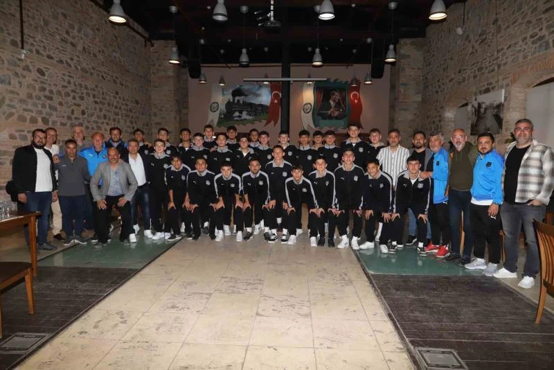 Nazilli Belediyespor U17 Futbol Takımı akşam yemeğinde buluştu
