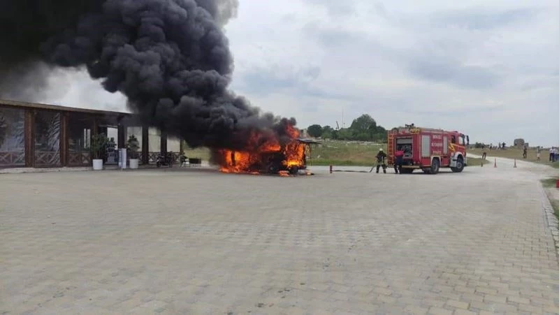 Alev alan minibüs demir yığınına döndü
