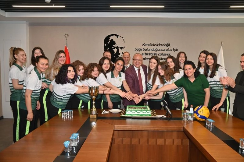 Başkan Ergün, şampiyon olan voleybolcularla buluştu
