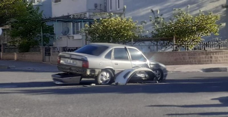 Kazadan sonra kaçtı, olay yerinde tamponunu unuttu
