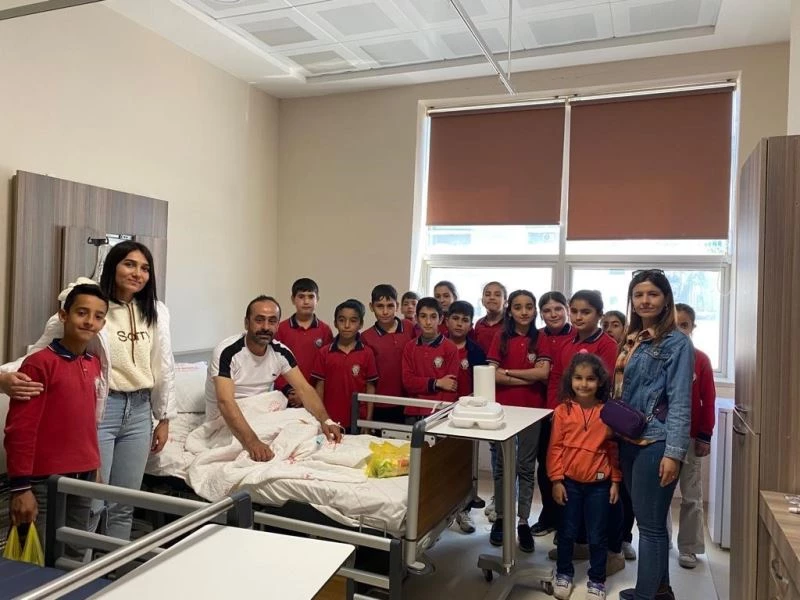 Gercüş’te öğrenciler hastaları ziyaret etti
