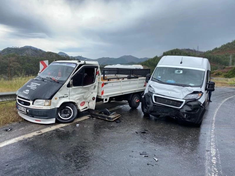 Kamyonet turistleri taşıyan minibüsle çarpıştı: 6 yaralı
