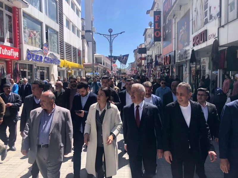 Ulaştırma Eski Bakanı Ahmet Arslan Ağrı’da vatandaşlarla buluştu
