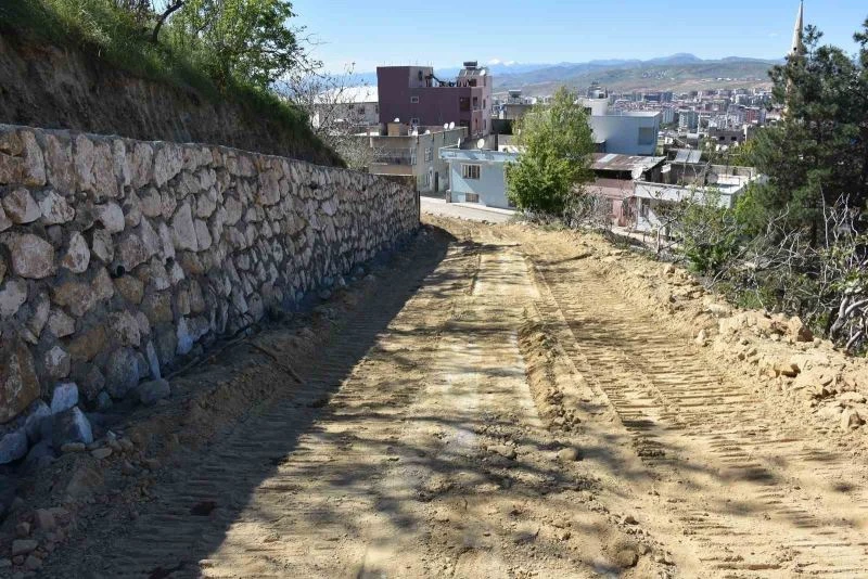Siirt Belediyesi Şeyh Süleyman Mezarlığı’nda yol yapım çalışmasına başladı

