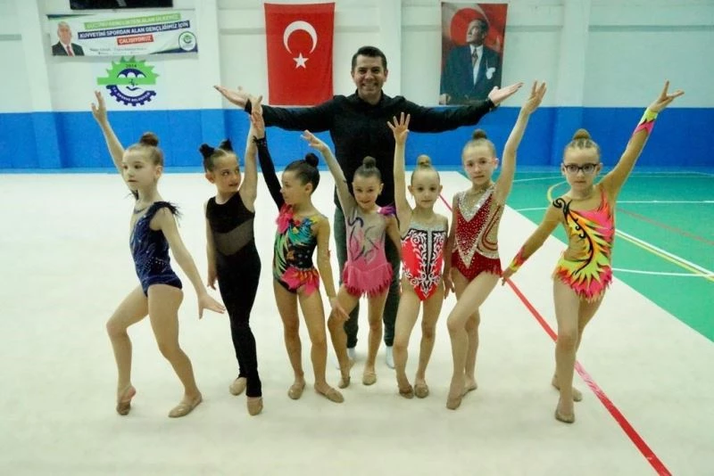 Okullar arası ritmik cimnastik yarışmaları renkli görüntülere sahne oldu
