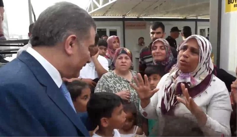 Bakan Koca’yı karşısında görünce gözyaşlarına hakim olamadı
