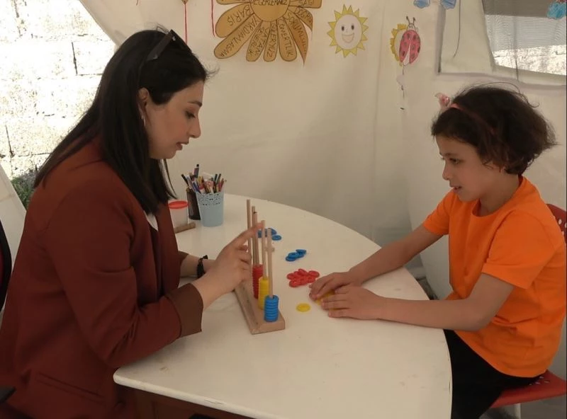 Okulları hasar gören özel öğrenciler çadırlarda eğitimini sürdürüyor
