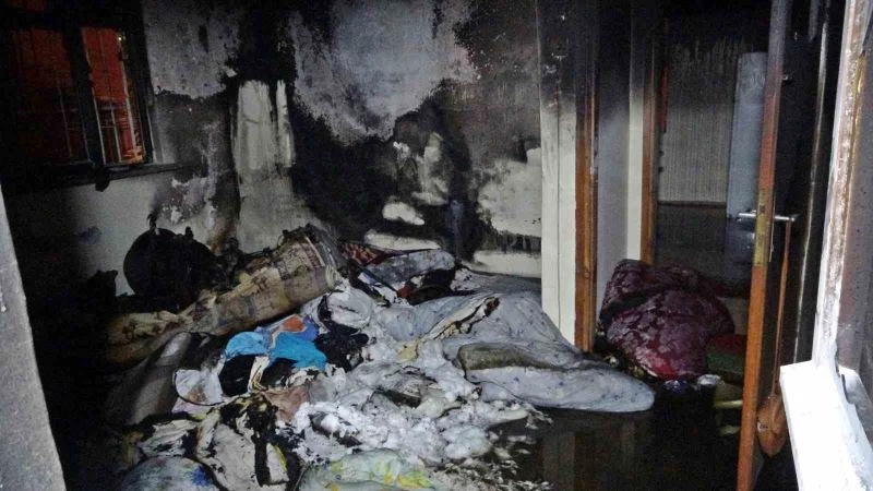 Müstakil evde çıkan yangında 2 kişi dumandan etkilendi, muhabbet kuşu kafesinde telef oldu
