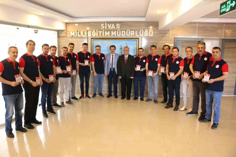 Bakan Özer’den Sivas AKUB’a plaket
