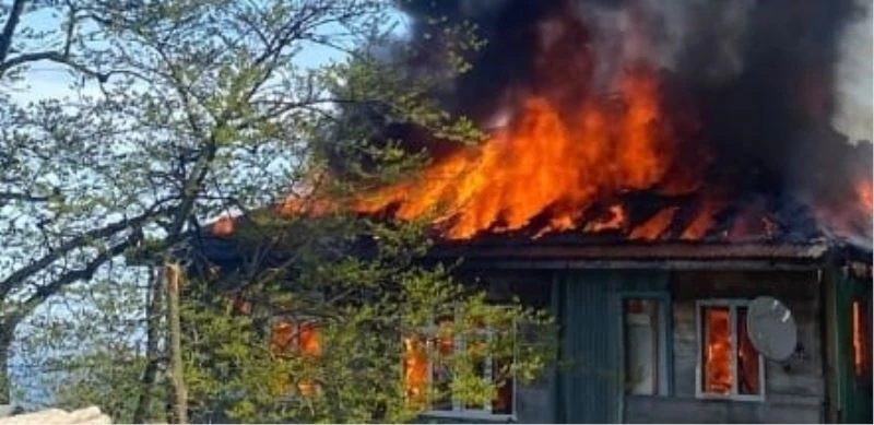 Sinop’ta iki katlı ahşap ev küle döndü
