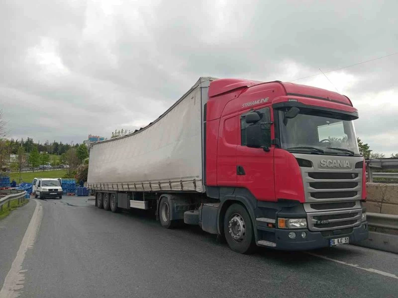 Tır’ın dorse kapağı açıldı onlarca damacana su yola döküldü
