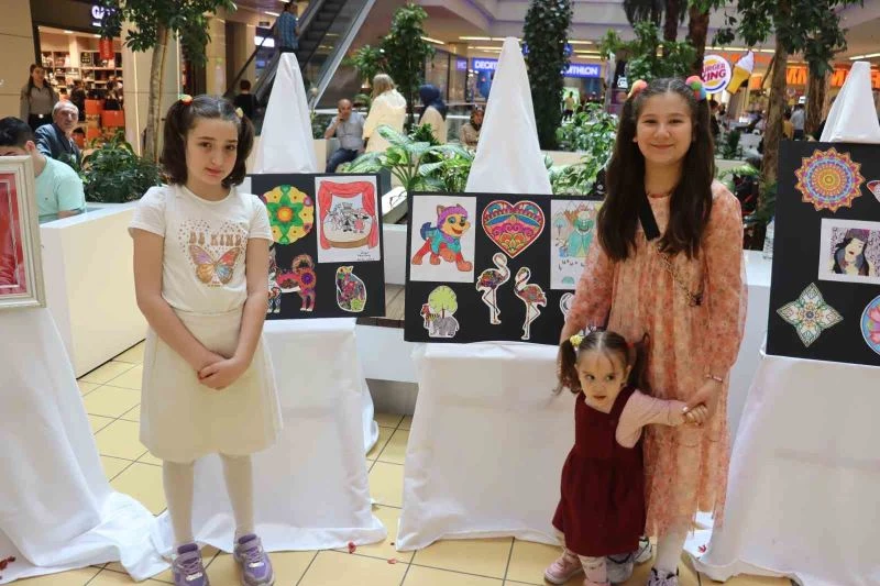 Depremzede kadınlar el emeklerini sergiledi
