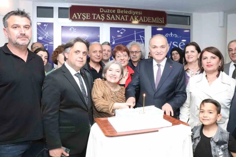 Sanat akademisinin resmi açılışını yaptı
