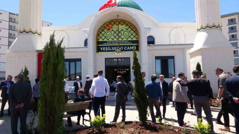 Siirtli iş adamı anne ve babasının hayrına cami yaptırdı
