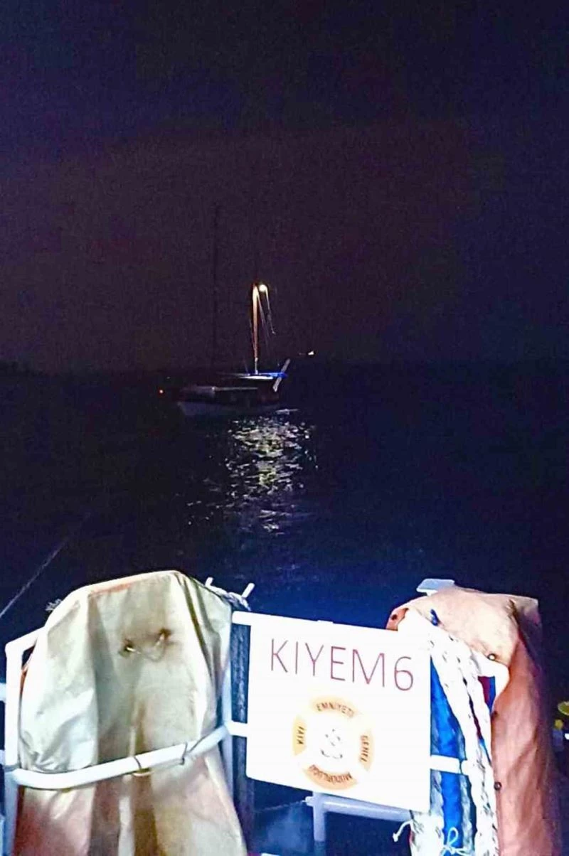 Arıza yapan 17 metrelik tekneyi KIYEM ekipleri kurtardı
