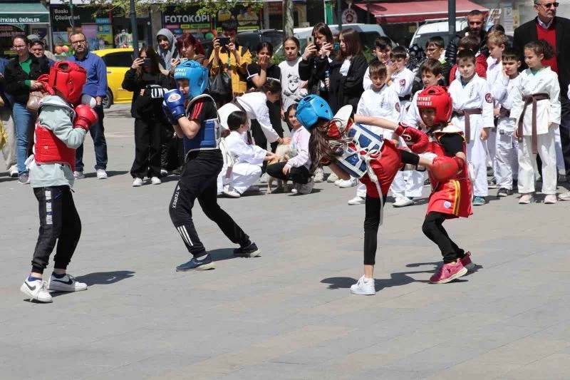 Meydanlar çocuk ve gençlerle şenlendi
