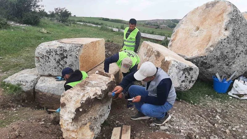 Depremde yıkılan tokalaşma sütunu yeniden ayağa kaldırılıyor

