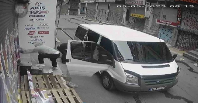 Beyoğlu’nda yarım milyonluk kablo hırsızlığı kamerada
