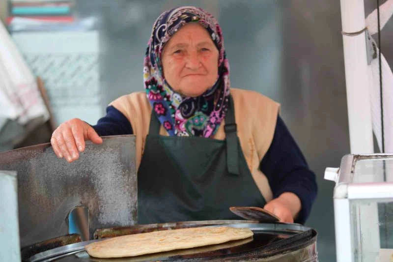 (Özel) 40 yıl önce geçtiği tezgahın başında şimdi siparişlere yetişemiyor
