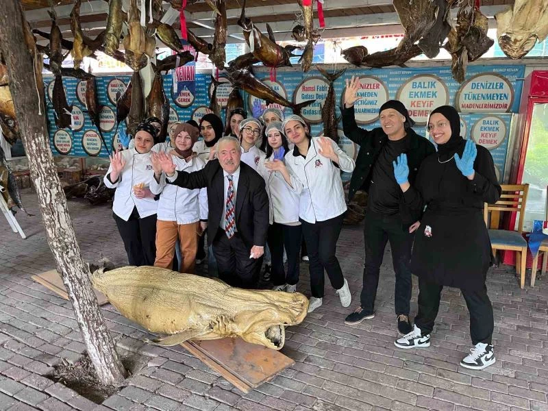 Balıkçı Kenan’dan genç aşçılara balık eğitimi
