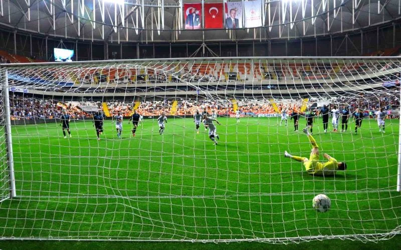 Spor Toto Süper Lig: Adana Demirspor: 2 - Corendon Alanyaspor: 2 (İlk yarı)
