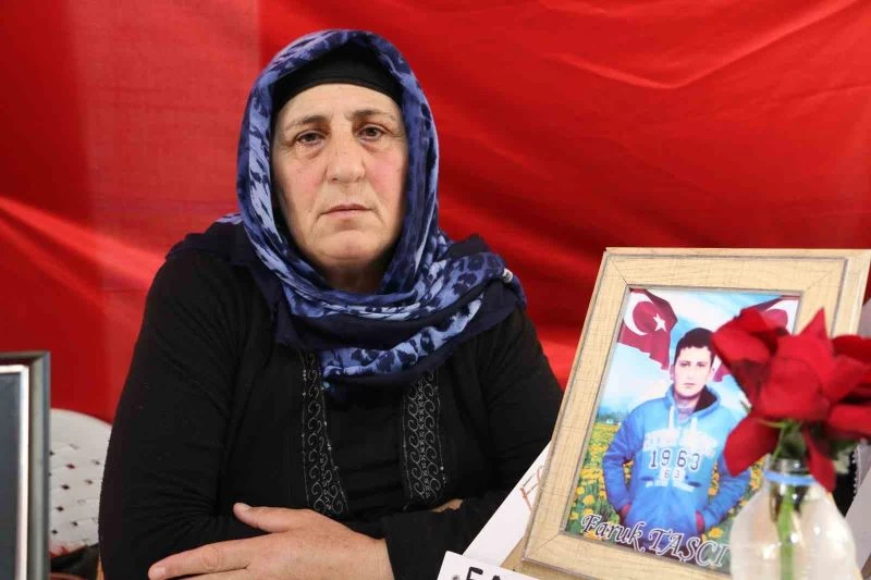 HDP önünde evlat nöbeti tutan anne: “Oğlumun eline kına yakıp askere göndereceğim”
