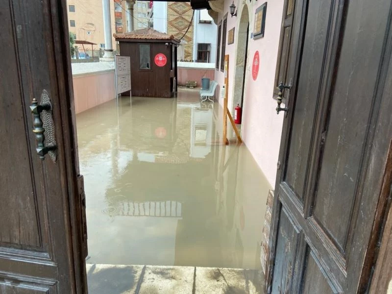 Yağmur etkili oldu, cadde göle döndü
