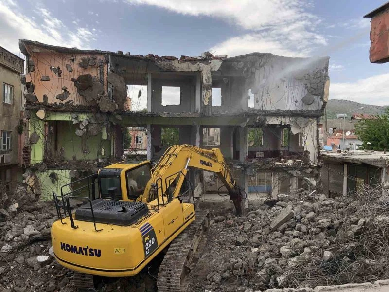 Batman’da İHA’nın gündeme getirdiği metruk binanın yıkımına başlandı
