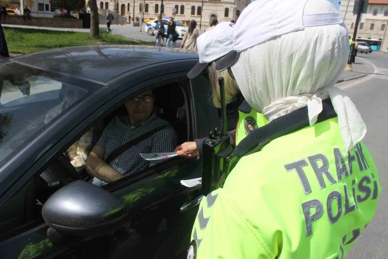 Sivas’ta trafik ekipleri sürücüleri uyardı
