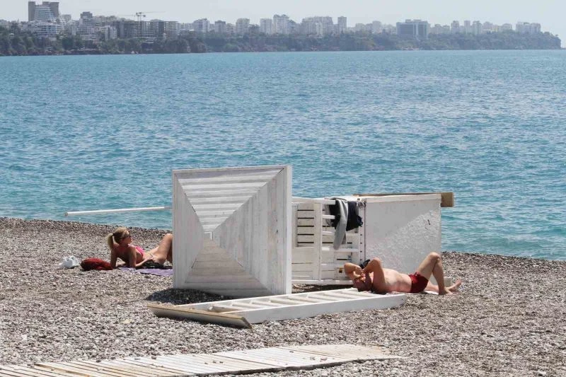 Antalya’da dün savaş alanına dönen sahilde bugün sıcak hava keyfi
