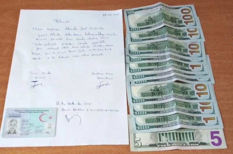 Kaybettiği cüzdanı büyükşehir personelinin dikkatiyle buldu
