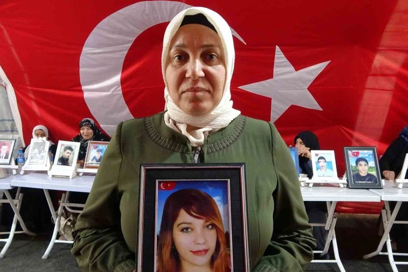 HDP önünde evlat nöbeti tutan anne: “Evlatlarımızın üzerinden pis elinizi çekin”
