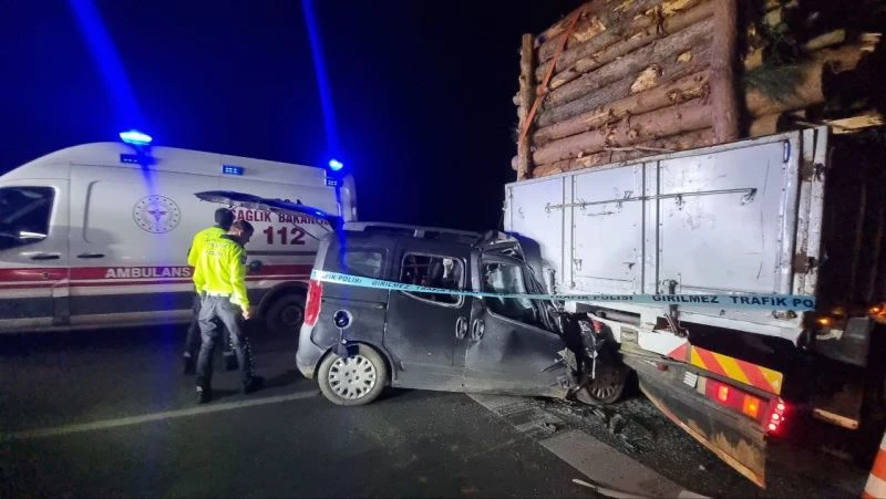 Odun yüklü kamyona çarpan aracın sürücüsü olay yerinde hayatını kaybetti

