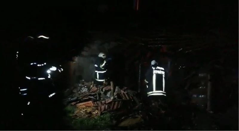 Metruk evdeki yangını devriye atan polisler fark etti
