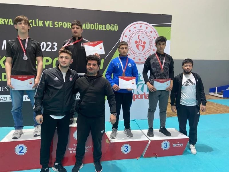 Alaplı Pehlivanlar madalyayla döndü
