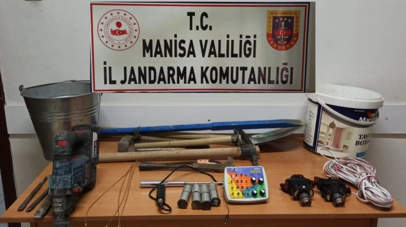 Kaçak kazı yaparken suçüstü yakalandılar
