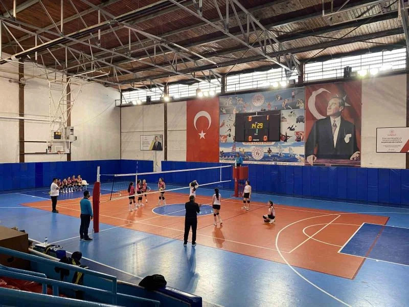 Voleybol küçükler grup müsabakaları Sinop’ta başladı
