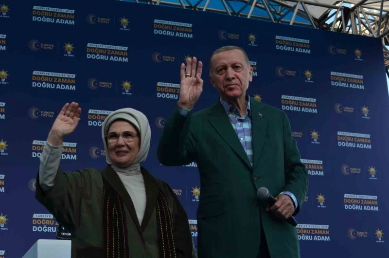 Cumhurbaşkanı Erdoğan, Tekirdağlılarla birlikte şarkı söyledi

