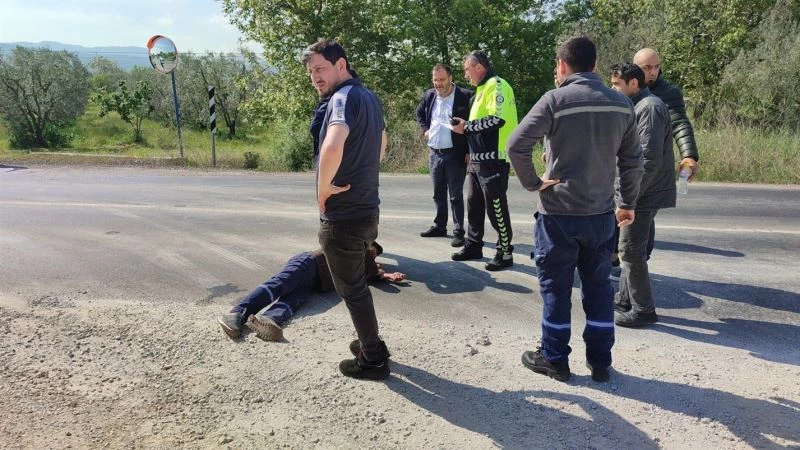 Motosiklet otomobile arkadan çarptı
