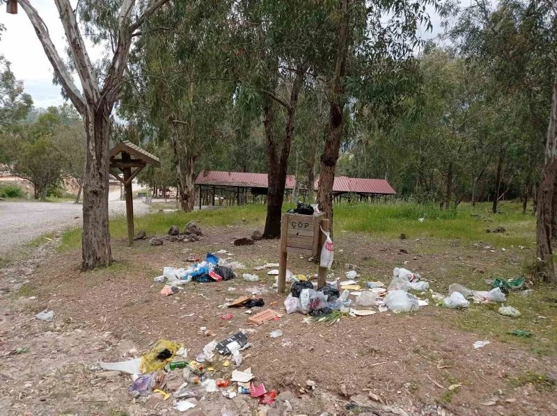 İzmir’de çocuk ormanının sorumsuz ziyaretçileri alanı çöp içinde bırakıyor
